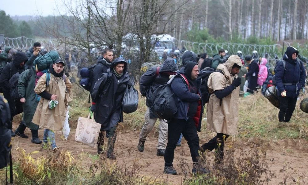 Καλόμαθαν με την βοήθεια οι μετανάστες στα σύνορα Λευκορωσίας-Πολωνίας